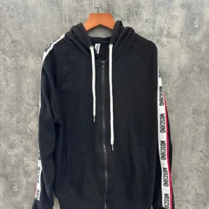BỘ NỈ MOSCHINO VIỀN CHỮ CHẠY CP8703 LN020 LIKE NEW