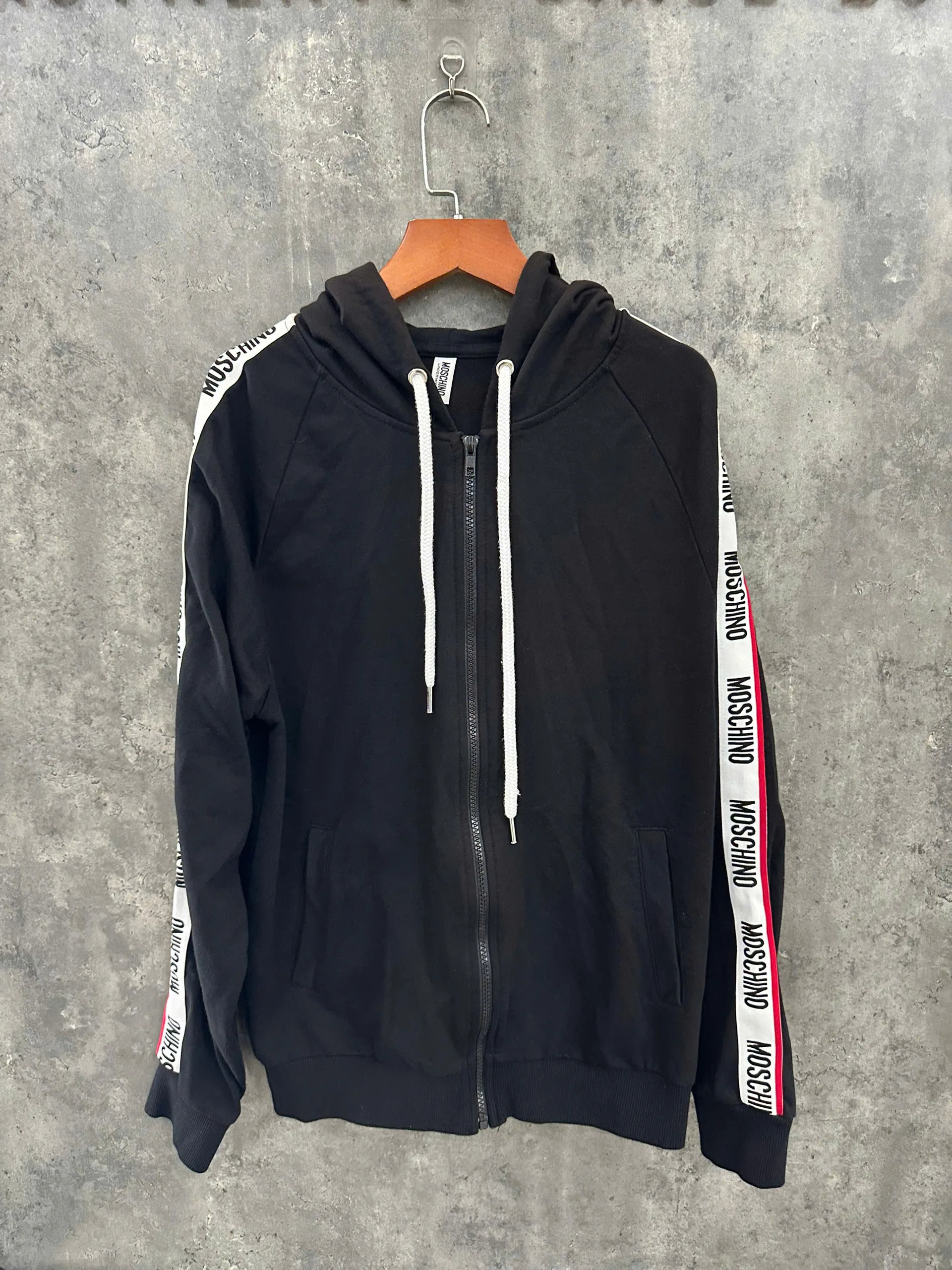 BỘ NỈ MOSCHINO VIỀN CHỮ CHẠY CP8703 LN020 LIKE NEW